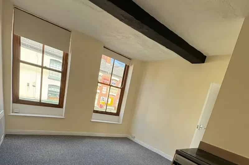 Newly Decorated Studio Apartment Town Centre