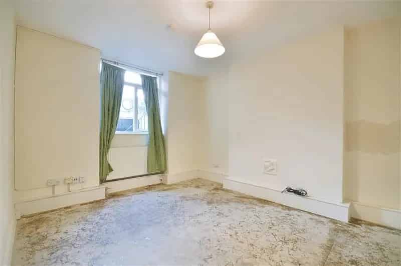 One Bedroom Garden Flat Pimlico - Requiring Modernisation