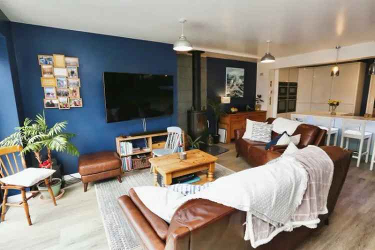 Four Bedroom Chalet Bungalow with Annex Swimming Pool and Garage