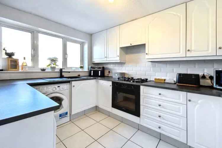 3 Bedroom Semi-Detached House with Garden and Garage