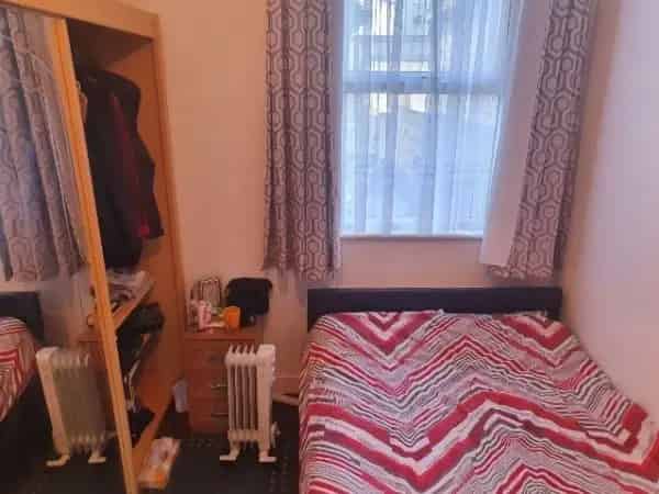 Ground Floor Apartment with Garden Near Park and Shops
