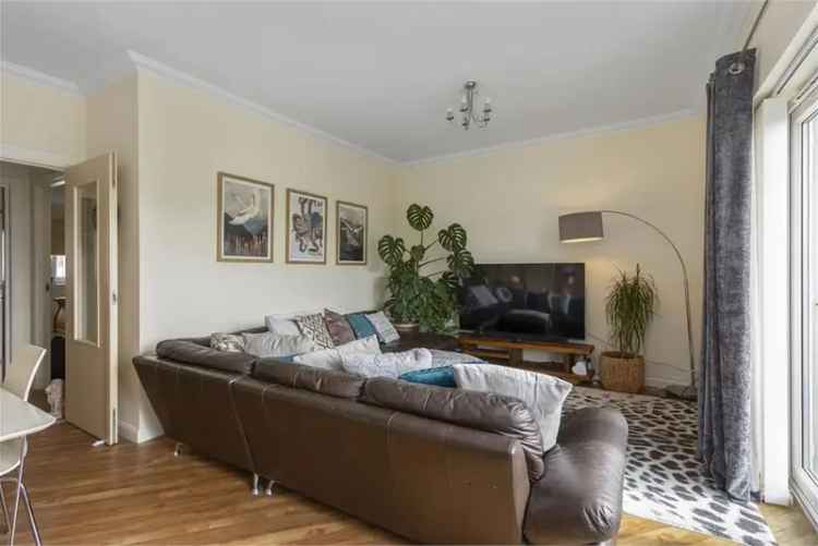 3 Bed Flat Livingston - Ensuite, Balcony, Allocated Parking