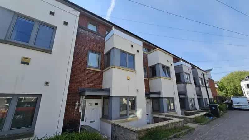 3 Bedroom Townhouse Central Bristol Furnished Garage Zero Deposit