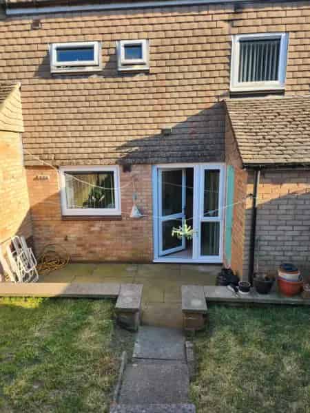 2 Bed House with Garden and Parking