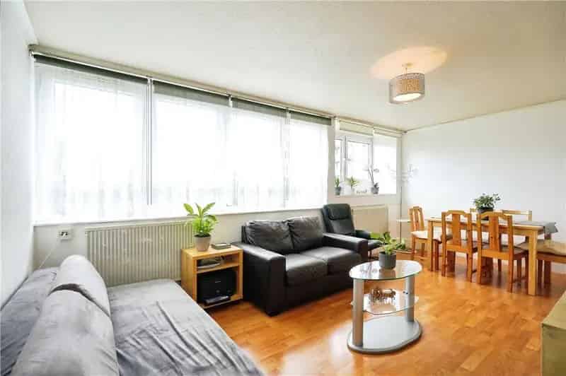 Spacious 2-Bedroom Apartment with London Views Near Battersea Park