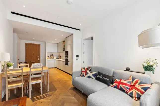 Flat for sale in Battersea, London SW11