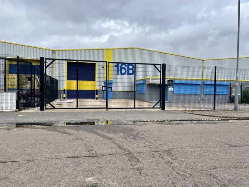 Warehouse Unit near M1 Junction 11 - Secure Yard and Modern Amenities