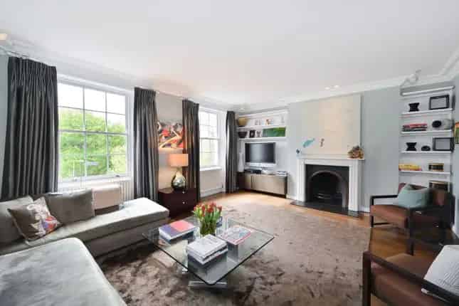 4 Bedroom Triplex Apartment in Notting Hill with Communal Garden