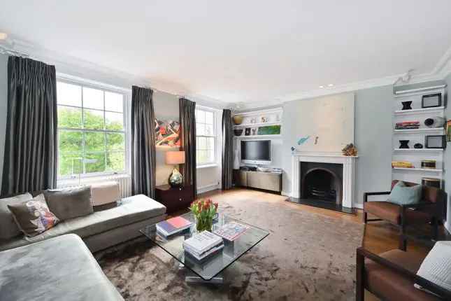 4 Bedroom Triplex Apartment in Notting Hill with Communal Garden