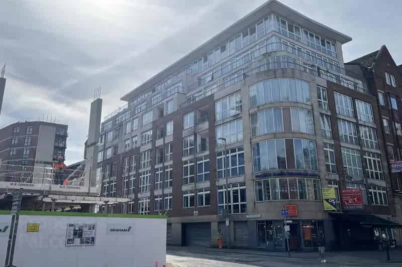 2 Bed City Centre Apartment  Modern Open Plan Living Private Parking