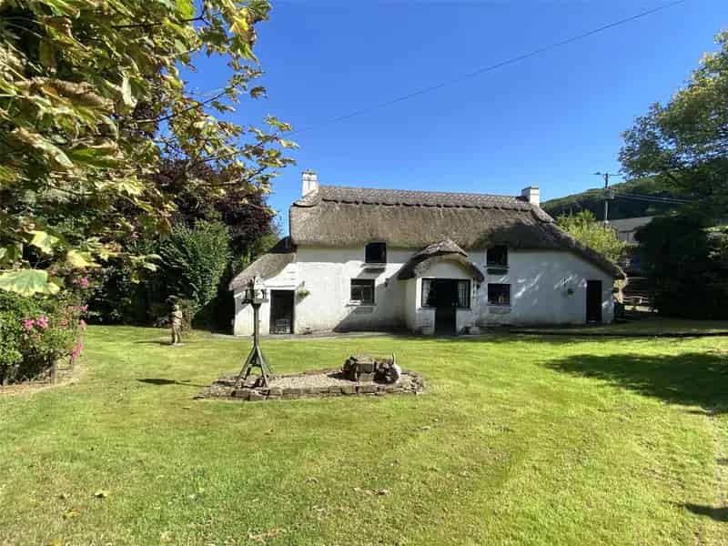 Grade II Listed Thatched Cottage with 3 Bedrooms and Extensive Grounds