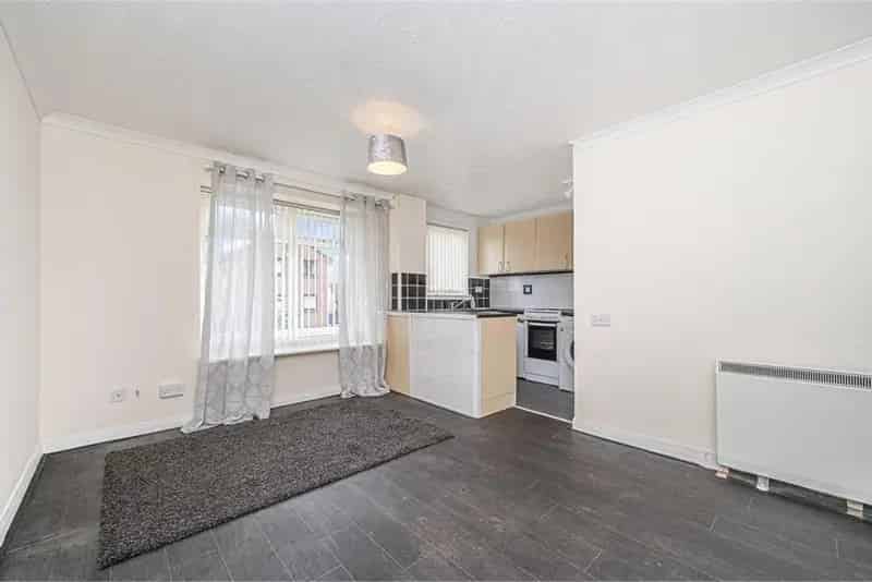 1 Bed Ground Floor Flat with Open Plan Living
