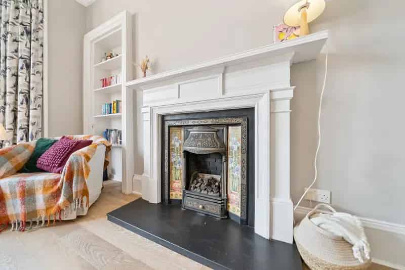 Stunning 2-Bedroom Tenement Flat in North Kelvinside Glasgow