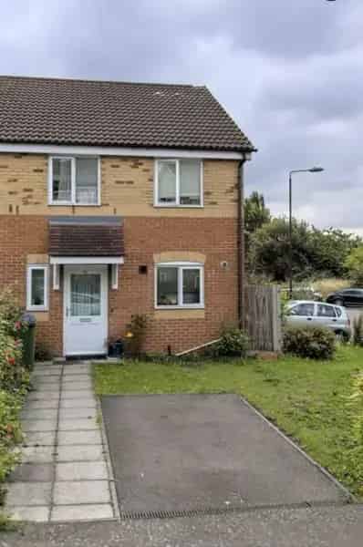 Spacious 4-Bedroom Semi-Detached House Near Kidbrooke Station