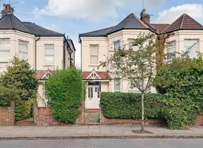 Ground Floor Studio Flat near West Hampstead - First Time Buyer or Investment