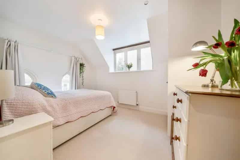 Spacious Earlsfield Flat Near Station and Amenities
