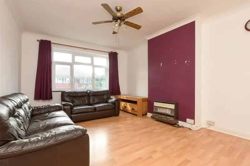 2 Bedroom Maisonette Near Caterham Station