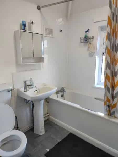1 Bedroom First Floor Flat Near Shopping Centers