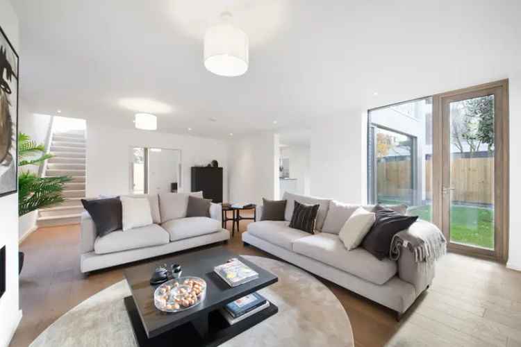 Detached House for sale with 4 bedrooms, Konstanz Close, East Sheen