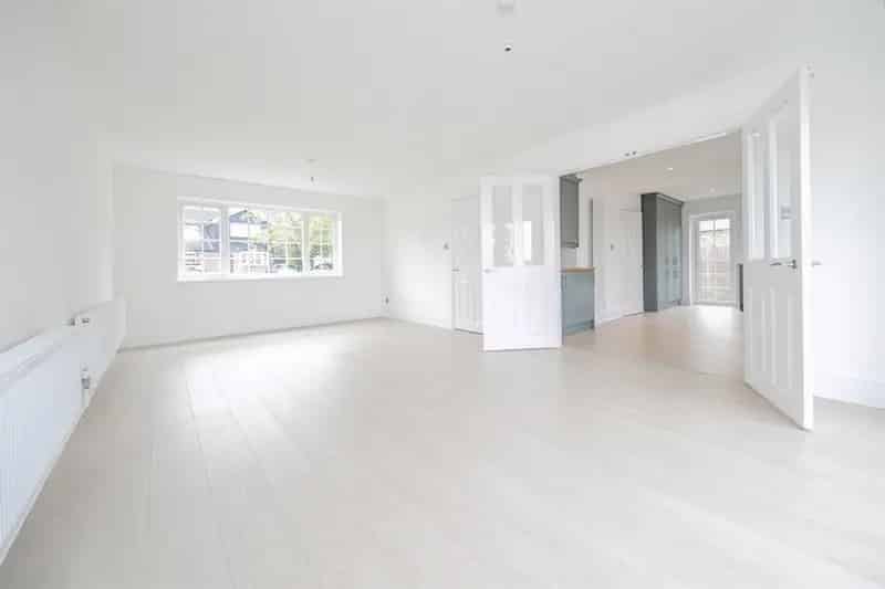 4 Bed Detached House with Double Garage and Gardens