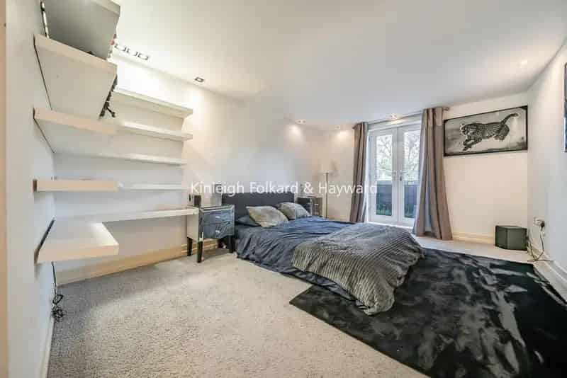 Two Bedroom Two Bathroom Apartment Chain Free Lift Access
