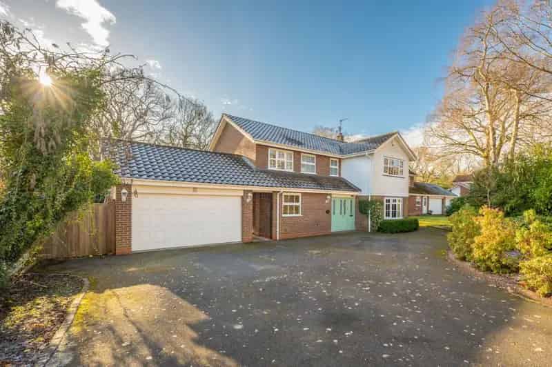 5 Bed Detached House For Sale