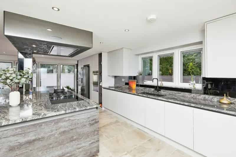 8-Bedroom Detached House with Annex in Littleover