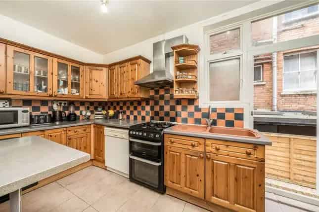 Spacious 7 Bedroom House for Sale in Brondesbury Park NW2