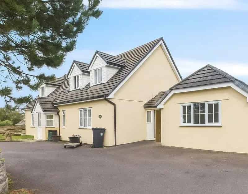 5 Bedroom Detached House with Planning Permission for Bungalow