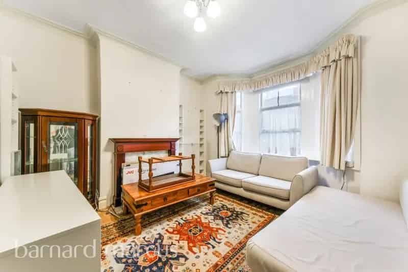 Spacious 4-Bedroom Period Home Near Tooting Station
