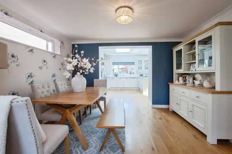 5 Bedroom Family Home with Modern Kitchen and Landscaped Garden