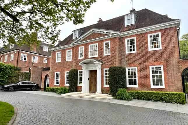 Detached House for Sale in Hampstead Garden Suburb London NW11