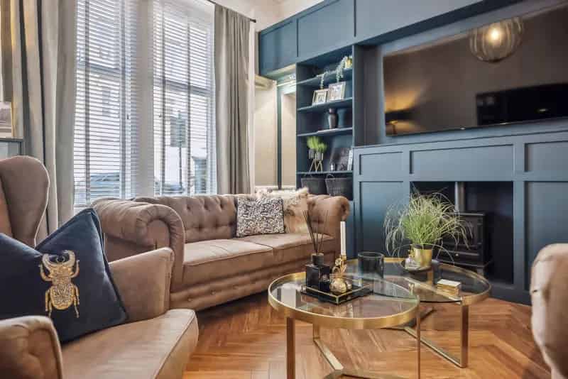 Stunning 2-Bedroom West End Flat - Modern & Convenient
