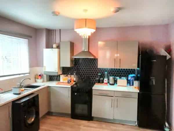 Two Bed First Floor Flat Near Shops and Schools
