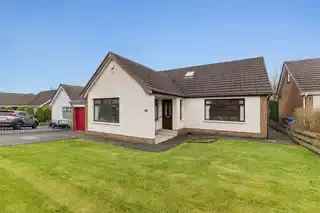 Spacious Chalet Bungalow  5 Beds 3 Reception Rooms Modern Kitchen Private Garden