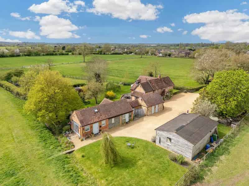 4 Bedroom Detached House with Annexes and Large Garden