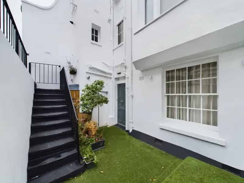 2 Bedroom Flat For Sale - 841 SQ FT Garden Apartment