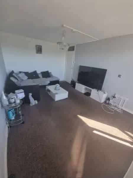 Large Rooms, Balcony, Near Shops & Station