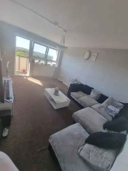 Flat For Rent in Borough of Runnymede, England