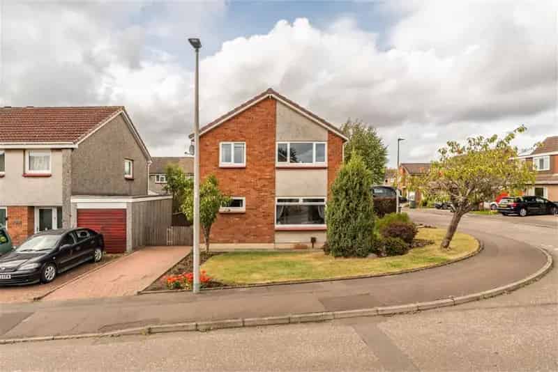 4 Bed House - Detached with 2 Reception Rooms