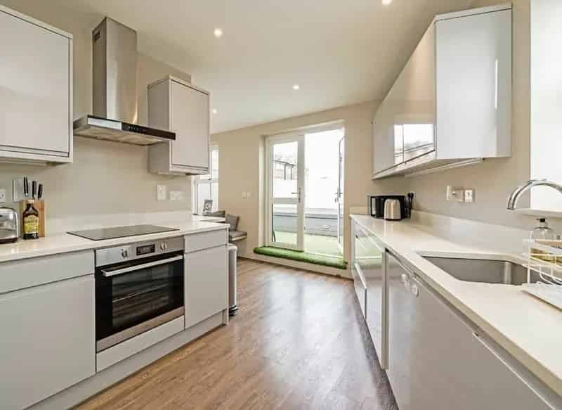 One Double Bedroom Apartment Near Victoria Park
