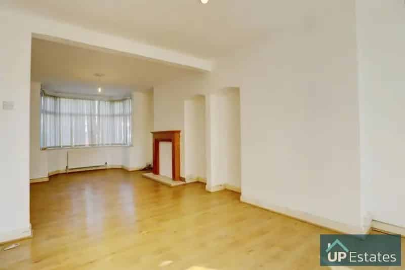 3 Bedroom End Terrace House to Rent Wyken Croft Primary School Catchment