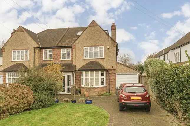 5 Bedroom Family Home for Rent in Hampton TW12