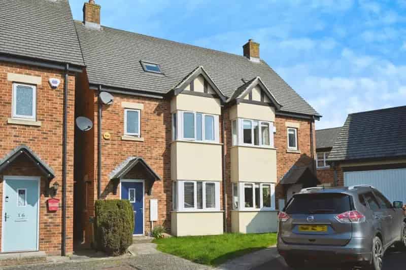 4 Bedroom House For Sale in Guiseley Near Train Station
