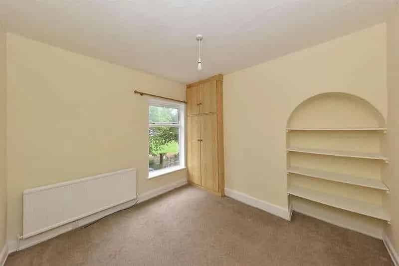 2 Bed House for Sale Near Town Centre