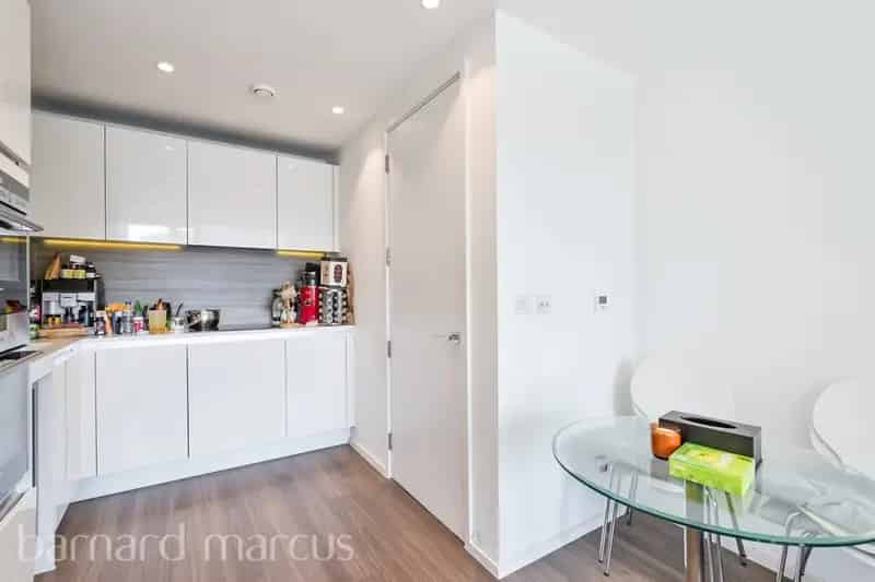 One Bedroom Apartment in Wandsworth with Balcony and Parking