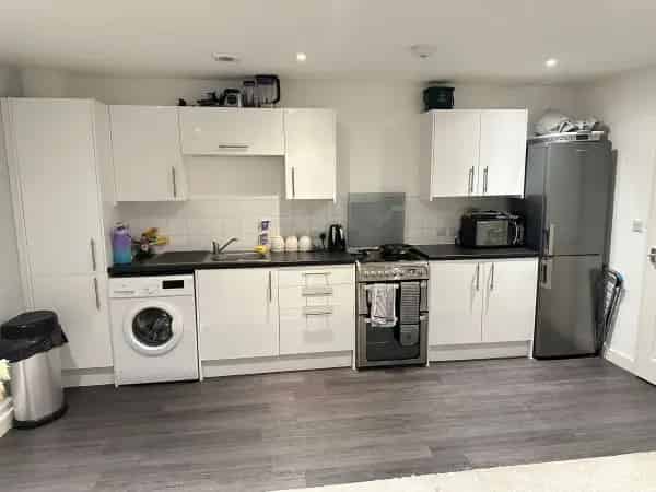 Modern One Bedroom Ground Floor Flat Near Shops and Schools