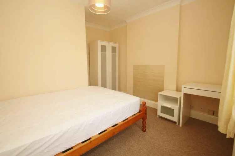 5 Bedroom Student House Near Winton High Street