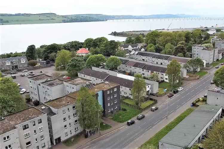 2 Bed Top Floor Flat Freehold Gas CH Double Glazing