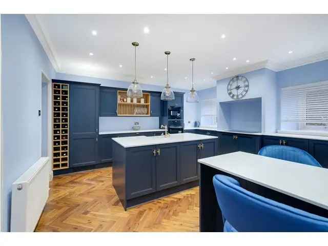 6 Bedroom Detached House for Sale